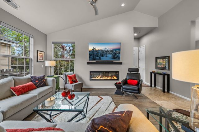 61578 Devils Lake Drive, Bend, OR 97702