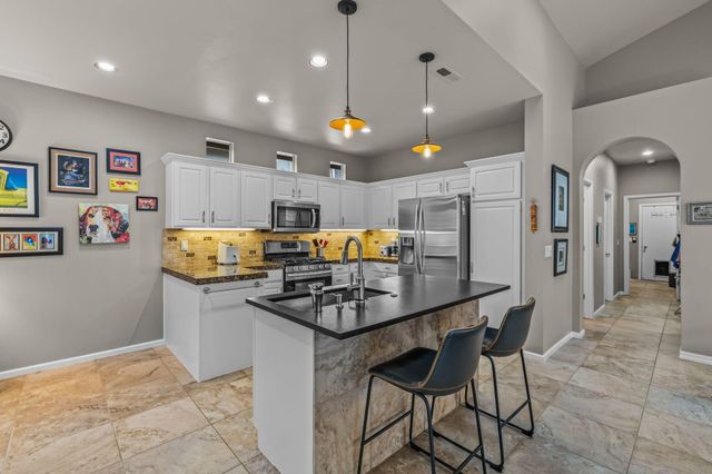 61578 Devils Lake Drive, Bend, OR 97702