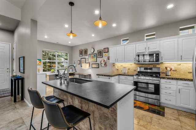 61578 Devils Lake Drive, Bend, OR 97702