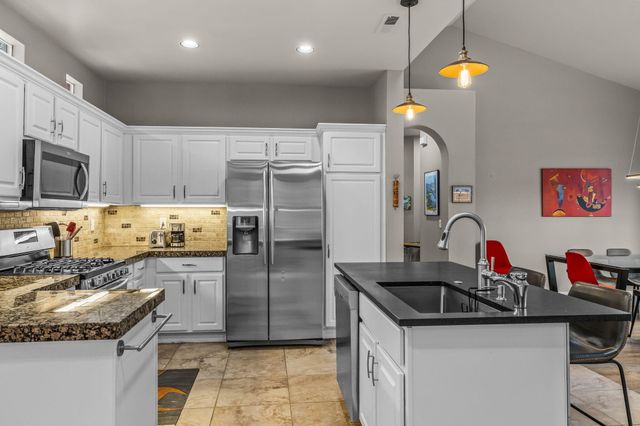 61578 Devils Lake Drive, Bend, OR 97702