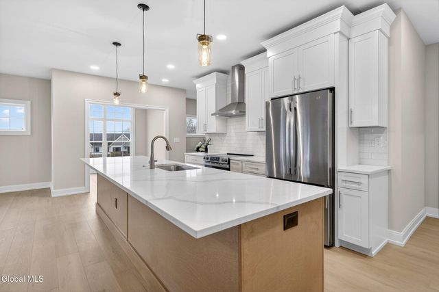 607 Vly Pointe Drive, Niskayuna, NY 12309