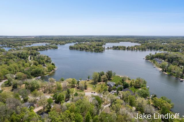 11014 E Royal Road, Morton Twp, MI 49346