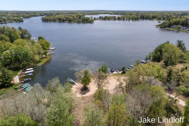 11014 E Royal Road, Morton Twp, MI 49346