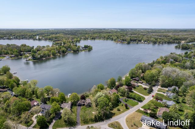 11014 E Royal Road, Morton Twp, MI 49346
