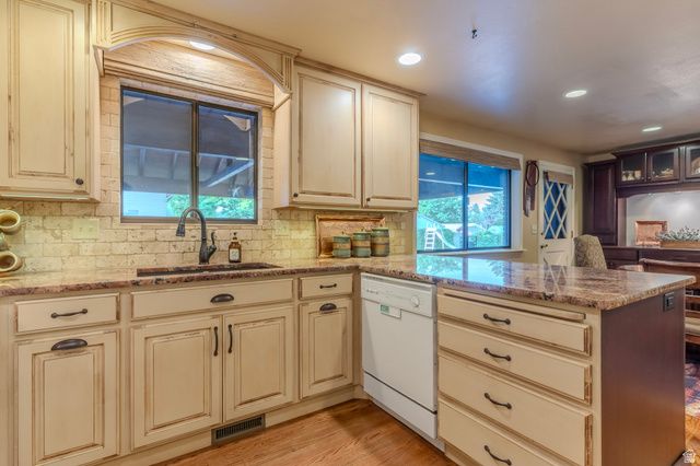 2518 W CARSON LN, West Jordan, UT 84084