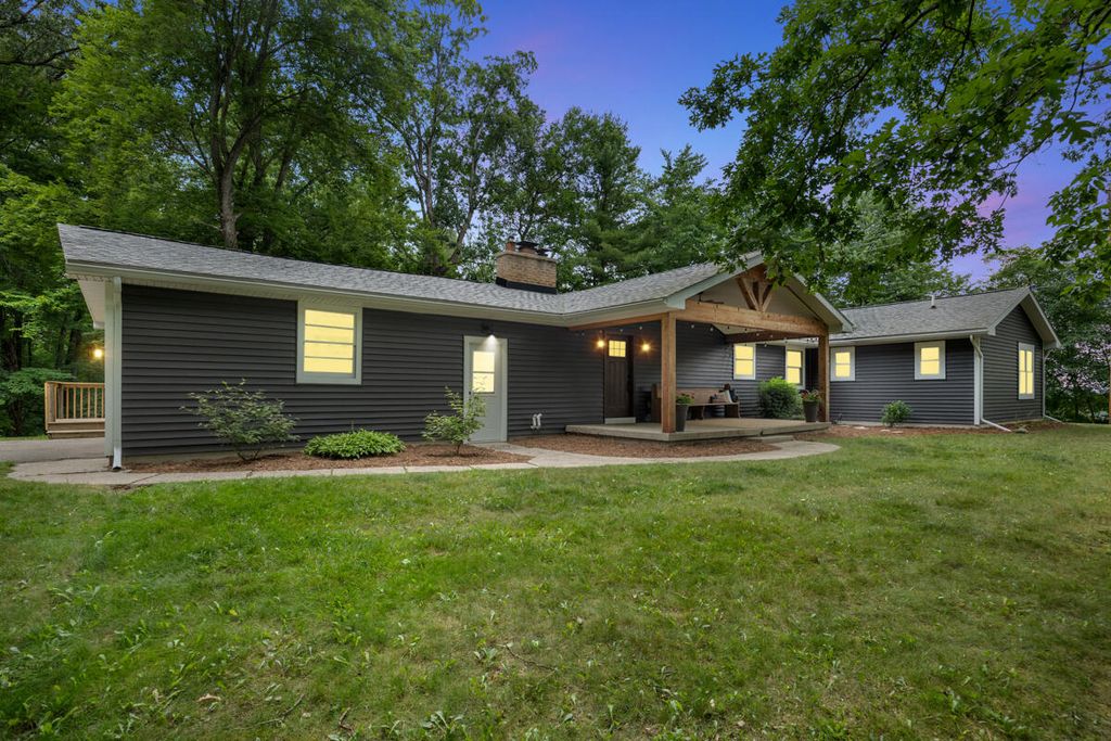 1059 Cumberland Avenue SE, Lowell, MI 49331