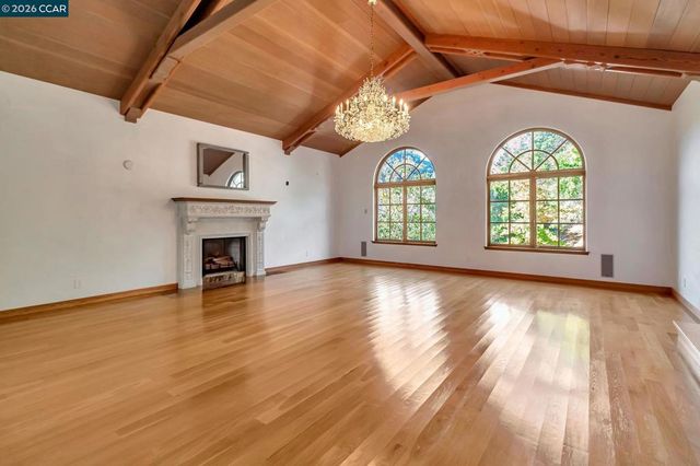 74 Yarrow Valley Ln, Orinda, CA 94563