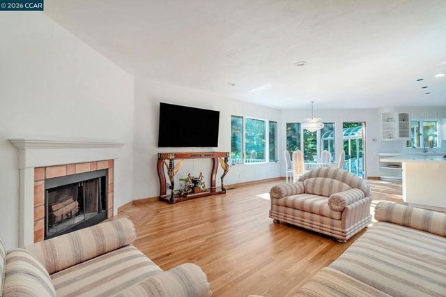 74 Yarrow Valley Ln, Orinda, CA 94563