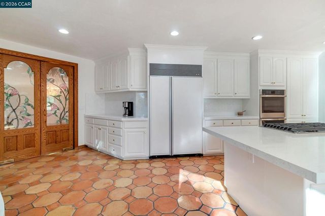 74 Yarrow Valley Ln, Orinda, CA 94563