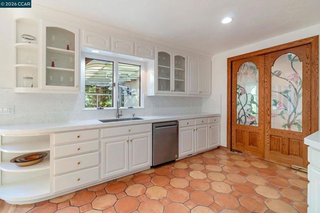 74 Yarrow Valley Ln, Orinda, CA 94563