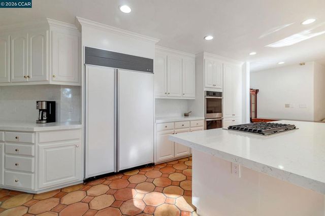 74 Yarrow Valley Ln, Orinda, CA 94563