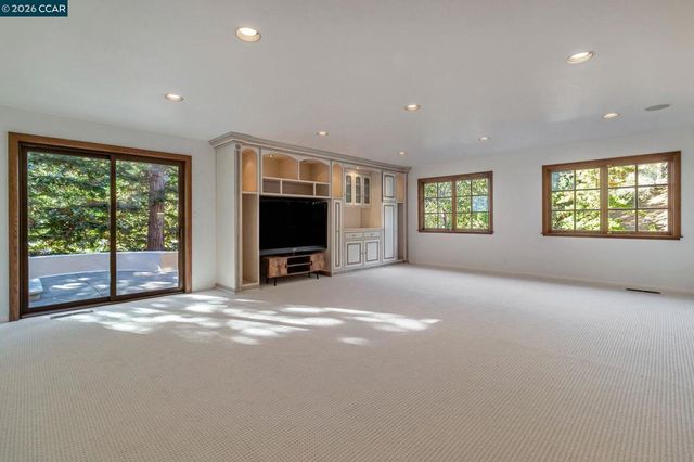 74 Yarrow Valley Ln, Orinda, CA 94563