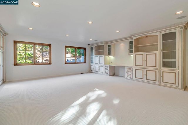 74 Yarrow Valley Ln, Orinda, CA 94563