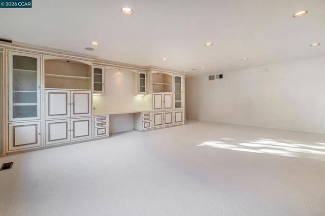 74 Yarrow Valley Ln, Orinda, CA 94563