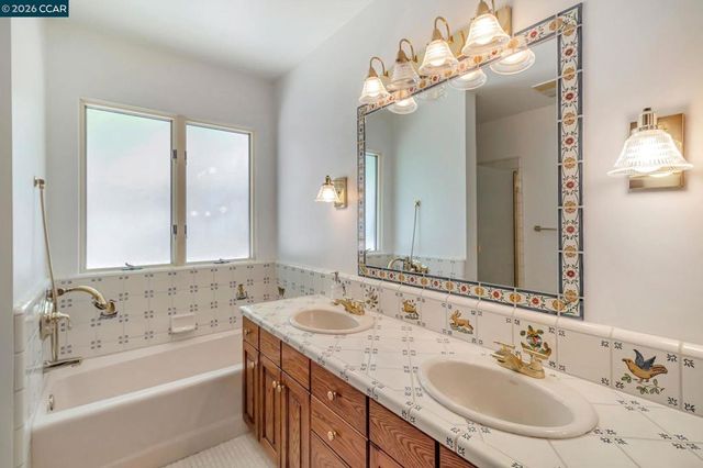74 Yarrow Valley Ln, Orinda, CA 94563