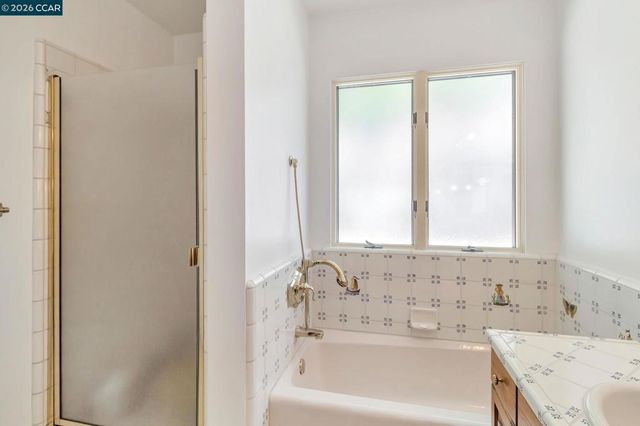 74 Yarrow Valley Ln, Orinda, CA 94563