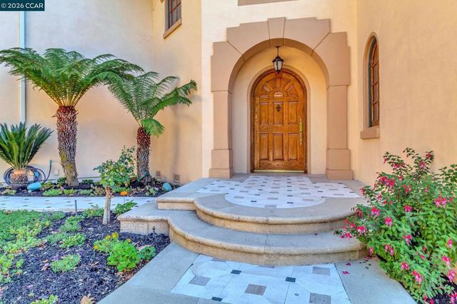 74 Yarrow Valley Ln, Orinda, CA 94563