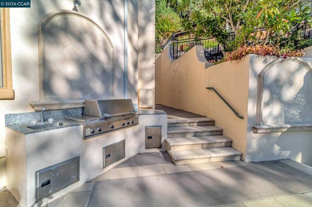 74 Yarrow Valley Ln, Orinda, CA 94563