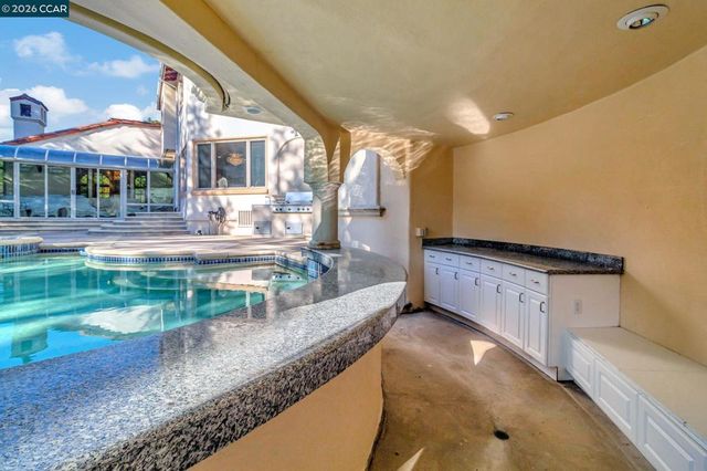 74 Yarrow Valley Ln, Orinda, CA 94563