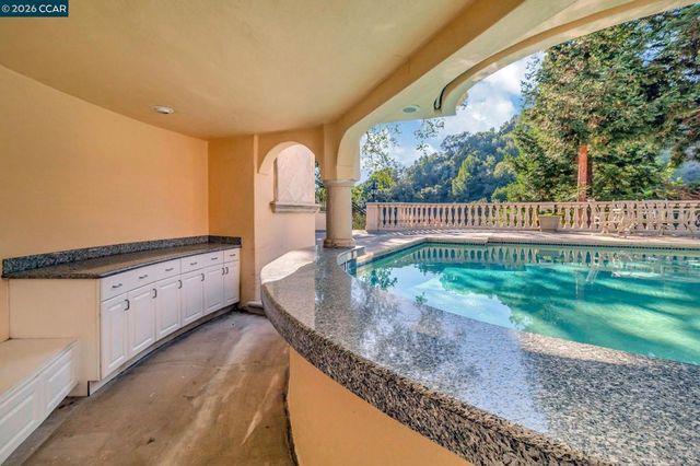 74 Yarrow Valley Ln, Orinda, CA 94563