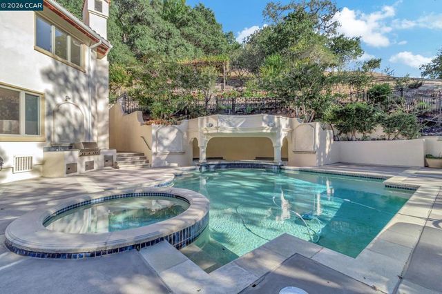 74 Yarrow Valley Ln, Orinda, CA 94563