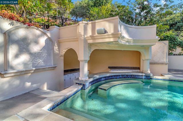 74 Yarrow Valley Ln, Orinda, CA 94563