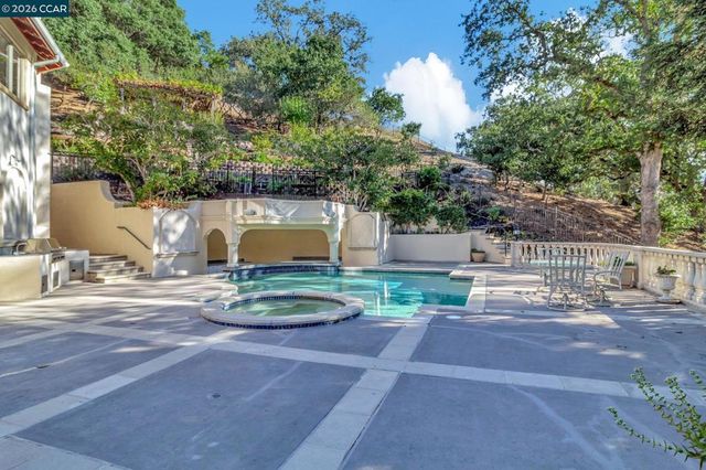 74 Yarrow Valley Ln, Orinda, CA 94563