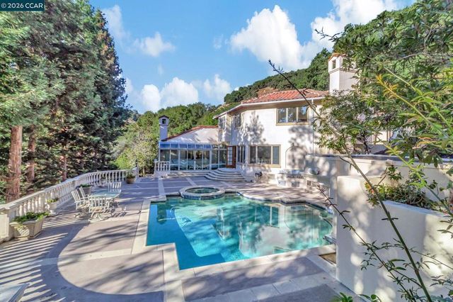 74 Yarrow Valley Ln, Orinda, CA 94563