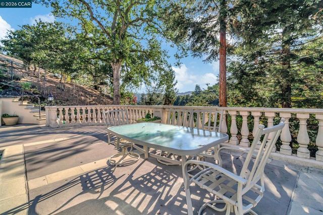 74 Yarrow Valley Ln, Orinda, CA 94563