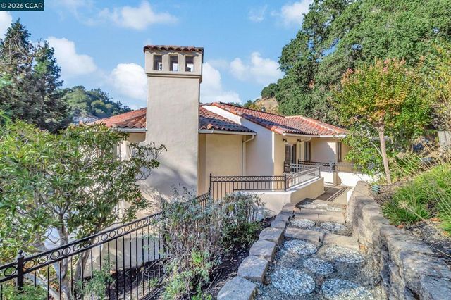 74 Yarrow Valley Ln, Orinda, CA 94563