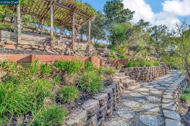 74 Yarrow Valley Ln, Orinda, CA 94563