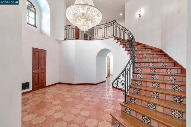 74 Yarrow Valley Ln, Orinda, CA 94563