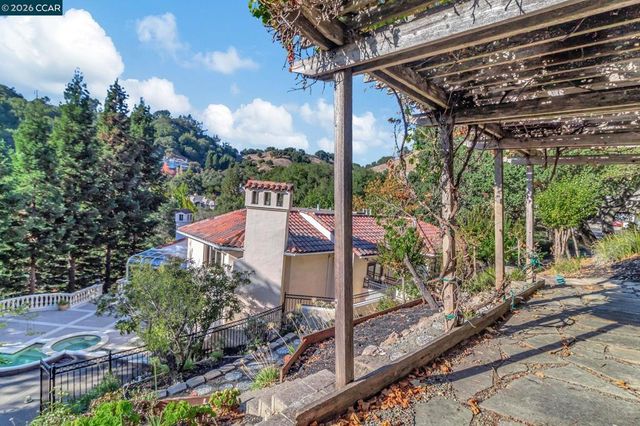 74 Yarrow Valley Ln, Orinda, CA 94563