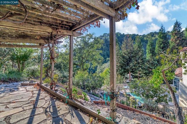 74 Yarrow Valley Ln, Orinda, CA 94563