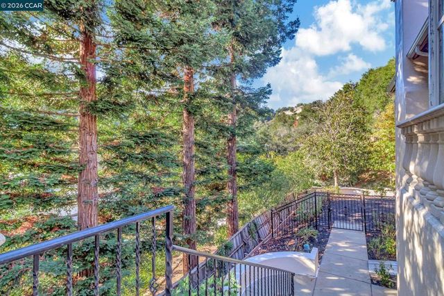 74 Yarrow Valley Ln, Orinda, CA 94563