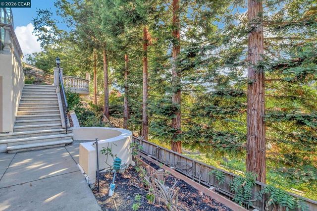 74 Yarrow Valley Ln, Orinda, CA 94563