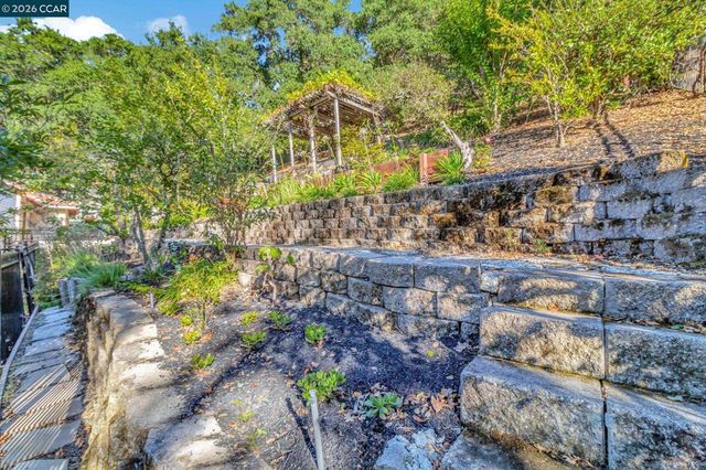 74 Yarrow Valley Ln, Orinda, CA 94563