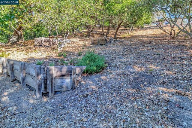 74 Yarrow Valley Ln, Orinda, CA 94563