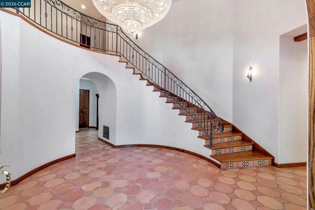 74 Yarrow Valley Ln, Orinda, CA 94563
