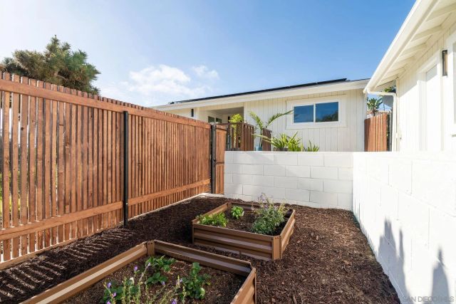 1551 Burgundy Rd, Encinitas, CA 92024