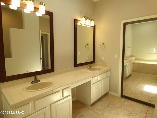 5900 N Misty Ridge Drive, Tucson, AZ 85718