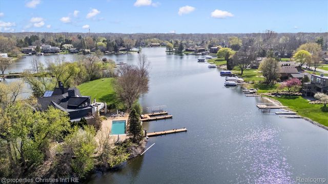 4912 Oakwood Court, Commerce Charter Township, MI 48382