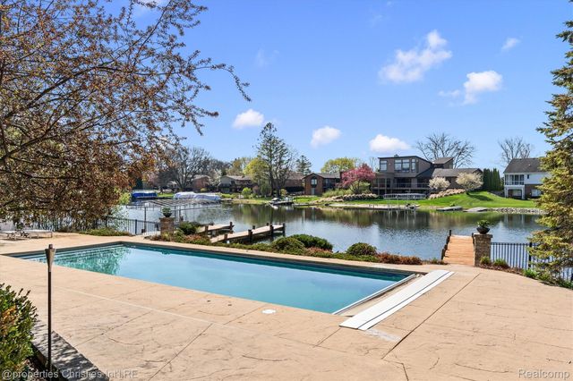 4912 Oakwood Court, Commerce Charter Township, MI 48382