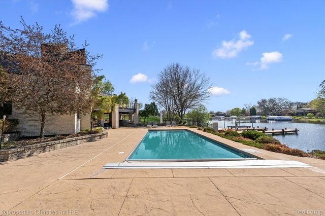 4912 Oakwood Court, Commerce Charter Township, MI 48382