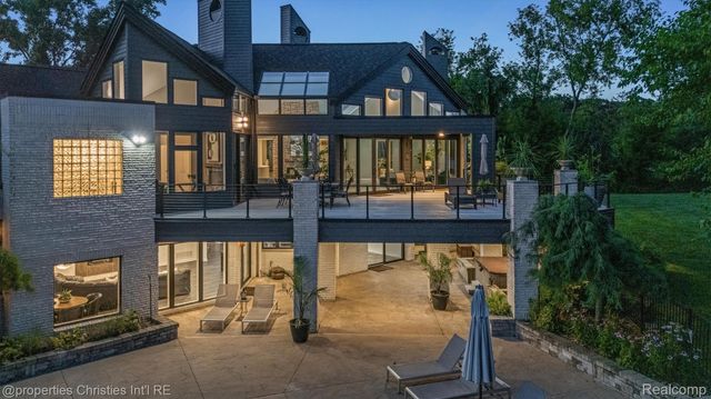 4912 Oakwood Court, Commerce Charter Township, MI 48382