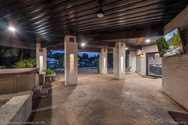 4912 Oakwood Court, Commerce Charter Township, MI 48382
