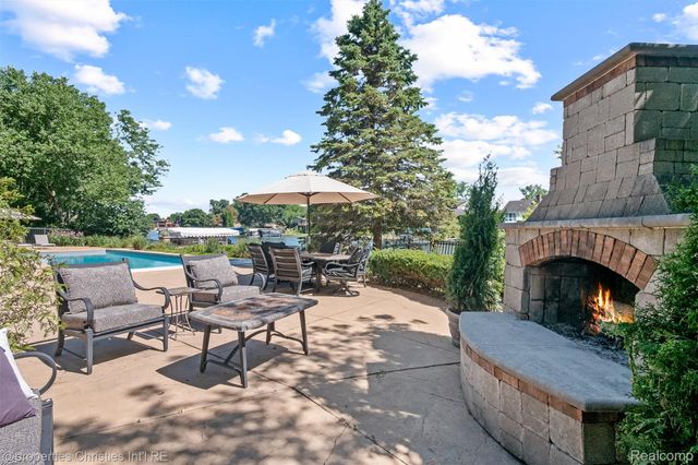 4912 Oakwood Court, Commerce Charter Township, MI 48382