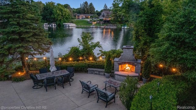 4912 Oakwood Court, Commerce Charter Township, MI 48382