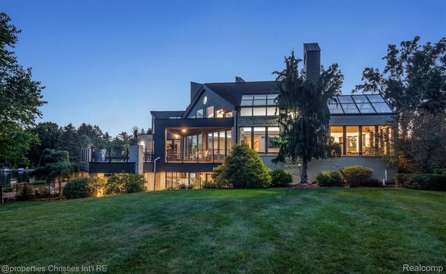 4912 Oakwood Court, Commerce Charter Township, MI 48382