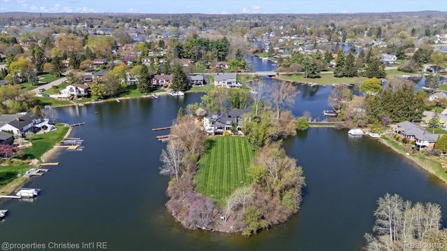 4912 Oakwood Court, Commerce Charter Township, MI 48382